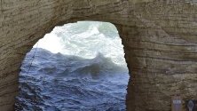 Състезател скача от Raouche Rock, известен още като "The Pigeon Rock" по време на репетицията на Световната серия на Red Bull Cliff Diving в Бейрут, Ливан.