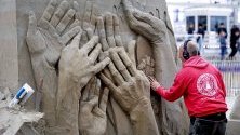 Резачи работят върху скулптурите си по време на Европейското първенство по пясъчни скулптури в  Холандия.Тазгодишната тема е 75 години свобода.