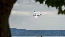 Крисчън Болтън от Чили лети над езерото Балатон по време на свободната тренировка на Световните серии на Red Bull Air Race в Замарди, Унгария.