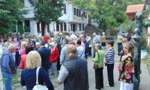 В Левски протестират заради уволнен свещеник