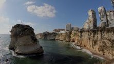 Забележителната скала Raouche, където се провежда Световната серия на Red Bull Cliff Diving в района на Al-Rawche в Бейрут, Ливан.