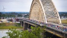 Участници пресичат мост над река Ваал, през първия ден на 103-тото издание на ежегодните Международни четиридневни походи, в Неймеген, Холандия. Събитието е най-голямото походно събитие в света.