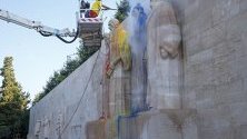 Служители на град Женева почистват Стената на Реформаторите, която е била опустошена с боя от непознати хора, Женева.
