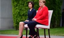 Ангела Меркел отново седнала по време на национален химн