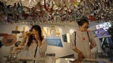 Посетители разглеждат изложба &quot;Намаляване на отпадъците&quot; във Френския културен център в Ханой, Виетнам. 