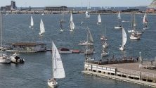 Гледката показва десетки лодки по време на Световното първенство по ветроходство в Испания. Събитието събира почти 100 лодки и 500 моряци от цял свят.