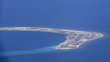 Изглед от въздуха към рифа Суби. Рифът е част от островите Спратли в Южнокитайско море , за които съществува териториален спор между няколко държави.