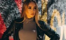 Дара Екимова като гръцка богиня в новия си клип