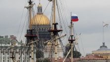Платноходката „Poltava”, която ще води парада на военните кораби в Денят на руския Военноморски флот в Санкт-Петербург, Русия.