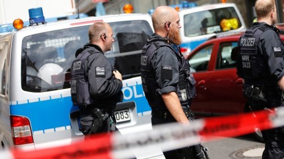 Бежанец държи дете за заложник в германския град Визмар