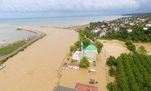 Издирват изчезнали след наводнения в черноморска провинция в Турция