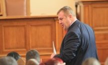 Каракачанов не бил продавал на загуба „апетитни“ имоти, острови, полуострови и жълти павета