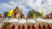 Монаси рецитират молитви по време на церемония, известна като "tak bat dok mai", в храма  Wat Ratchabophit в Банкок, Тайланд.