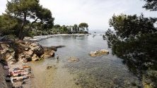 Хора се наслаждават на слънцето и морето в Антиб, Франция.