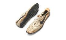 Продадоха култови маратонки Nike за рекордните 437 500 долара