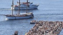 Круизни лодки плават близо до пристанище в Осло, Норвегия.