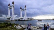 Първият подвижен мост в Куала Теренгану, Малайзия.