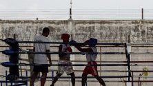 Тайландски затворници се боксират по време на спортни дни в Централен поправителен дом в провинция Патум Тани, Тайланд.