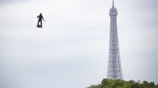Професионалният пилот Franky Zapata  демонстрира летене на &quot;flyboard&quot;, който френската армия възнамерява да използва по време на годишния военен парад на Денят на Бастилията на булевард Шанз-Елизе в Париж, Франция.