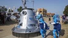 Френски улични артисти изпълняват "Galactic" по време на 44-тото издание на фестивала Paleo, в Нион, Швейцария.