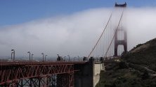 Мъгла се издига над мостът Голдън Гейт, Сан Франциско, Калифорния, САЩ.
