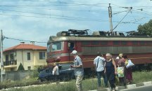 Влак блъсна лек автомобил в село Труд