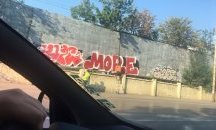 Младежи рисуват графити на спирката на градския транспорт на ул. "Орион" в столицата