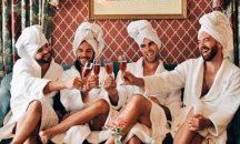 Мъже правят пародия на снимки на Instagram инфлуенсъри 