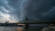 Черни облаци се виждат над Моста на свободата в Будапеща, Унгария.
