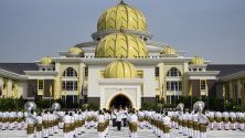 Снимката показва, как охраната отдава чест и поздравява новия коронясан крал на Малайзия Sultan of Pahang Al-Sultan Abdullah Ri`ayatuddin Al-Mustafa Billah Shah в Нациолналният дворец в Куала Лумпур, Малайзия.