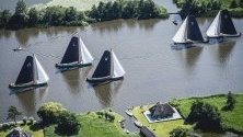 Традиционно състезание  Skutsjesilen на езеро Earnewald , Фризия, Холандия. Състезанието по ветроходство привлича много посетители.