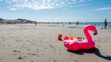 Хора се наслаждават на слънчев ден на плажа Banjaard в Noord-Beveland, Холандия. Плажът Banjaard е обявен за най-чистия плаж на страната.