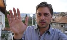 Владо Карамазов с шевове на ръката след инцидент с нож