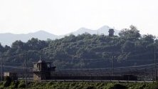 Изглед към границата между Южна и Северна Корея в граничния град Паджу,  Южна Корея. В града са разположени корейски и американски военни бази. Една от най-охраняваните зони в света е границата между Северна и Южна Корея.