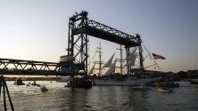 Бреговата охрана на Съединените щати отплава под мемориалния мост на Портсмут , като се подготвя да участва във фестивала Sail Portsmouth в Портсмут, Ню Хемпшир, САЩ.