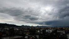 Тъмни облаци покриват небето над Гувахати, Асам, Индия.