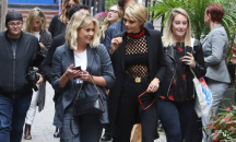 Актрисите Кара Делевин и Ашли Бенсън минаха под венчилото