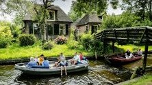 Tуристи  на обиколка с лодка в  Гитхорн,Холандия. Гитхорн е  познат още като града на каналите или холандската Венеция.