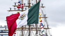 Мексиканският училищен кораб Cuauhtemoc, участващ в състезанията за високи кораби, на път за пристанище в  Орхус, Дания.