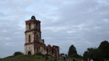 Хора слушат концерт пред руините на стара църква по време на фестивал в село Belaya Tserkov, Беларус.