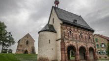 Имперско абатство Лорш, в Лорш ,Германия. Той е основан през 764 г. и до Средновековието е център на могъщество, духовност и култура. Манастирът Лорш е от 1991 г. в Списъка на световното културно и природно наследство на ЮНЕСКО.