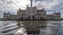 Сградата на унгарския парламент на площад Кошут в Будапеща, Унгария.
