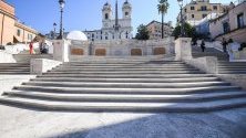 Испанските стълби, Рим, Италия. Монументалните 138 стъпала са построени от френския дипломат Стефано Гефие (Stefano Gueffier), за да свързват испанското посолство, което все още се намира там, с църквата отгоре.