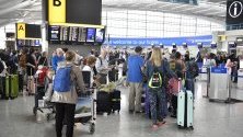 Пътниците чакат на Терминал 5 на летище Хийтроу, Лондон, Великобритания.