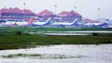 Наводнена площ от земя в близост до международното летище в Кочин в щата Керала, Индия. Mеждународното летище в Кочин, се превърна в първото летище в света, което се захранва изцяло от слънчева енергия.