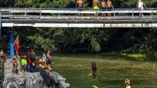 Човек скача от осем метров мост над река Треска край Скопие, Република Северна Македония.
