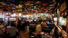 Хора пият бира в кафене Delirium, в Брюксел, Белгия.