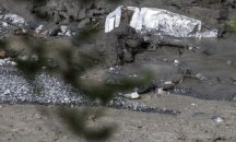 Издирват мъж и 6-годишно дете, пометени от кални води в Швейцария