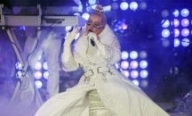 Кристина Агилера отбелязва 20 години от дебютния си албум като го преиздава