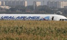 Дават отличия на пилотите от кацналия в царевична нива самолет край Москва